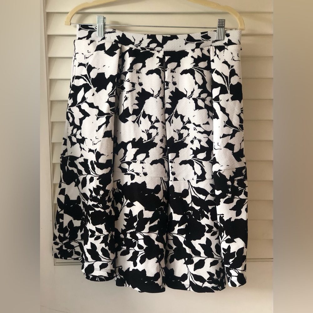 Lularoe Madison Skirt - NWT Size Medium Black & White Bold Print